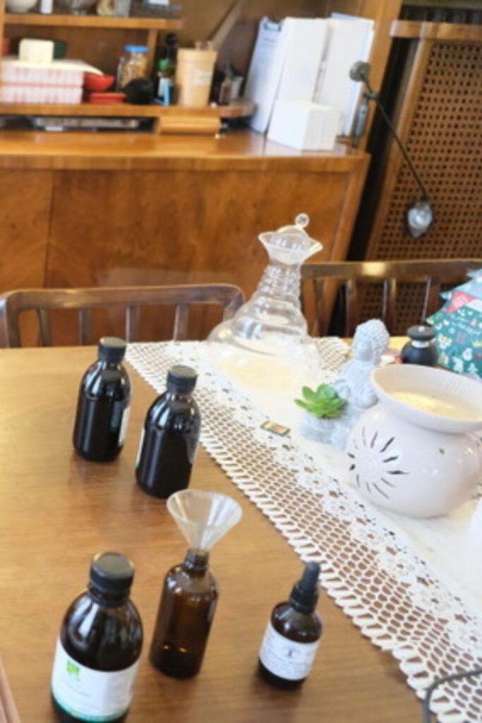 Verschiedene Braunglas-Fläschchen und Utensilien zur Herstellung individueller Mischungen im Rahmen der Vitalstoffberatung Wien.